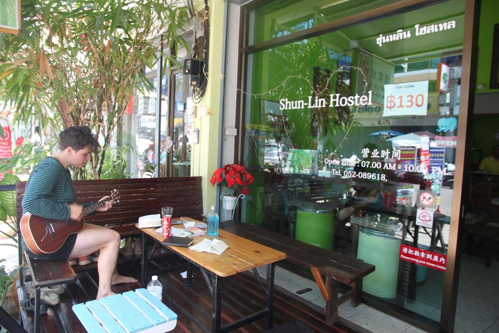 I-Smile & U2 Hostel Chiang Mai Extérieur photo